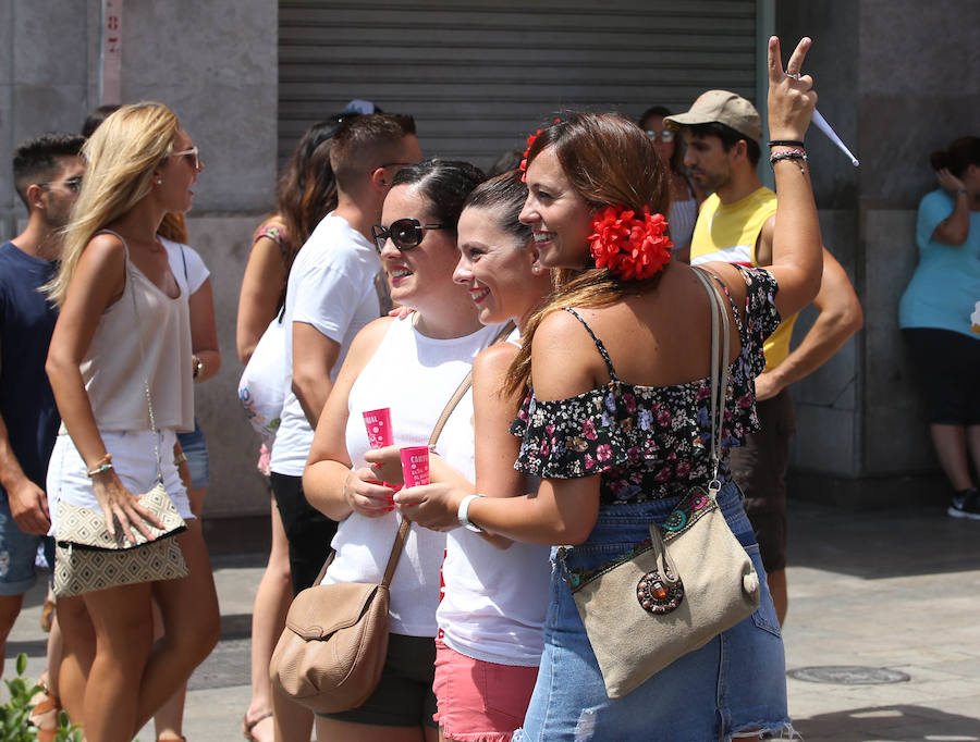 Las principales calles del Centro de Málaga se preparan ya para los últimos días de Feria.