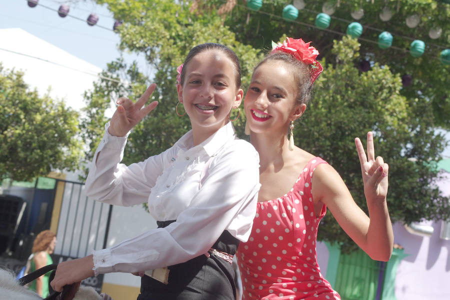 Numerosos malagueños y visitantes no han perdido la oportunidad de acudir al Cortijo de Torres, que ya se prepara para los últimos días de la Feria de Málaga.