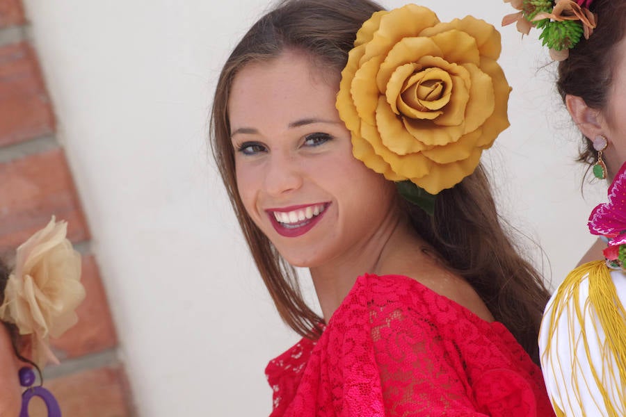 Numerosos malagueños y visitantes no han perdido la oportunidad de acudir al Cortijo de Torres, que ya se prepara para los últimos días de la Feria de Málaga.