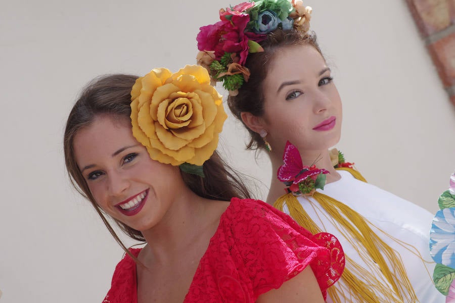 Numerosos malagueños y visitantes no han perdido la oportunidad de acudir al Cortijo de Torres, que ya se prepara para los últimos días de la Feria de Málaga.