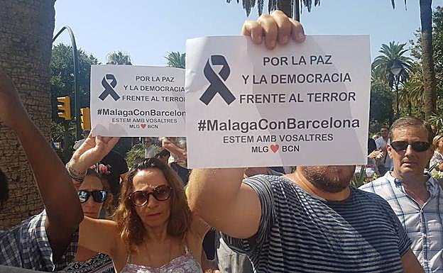 Asistentes a la concentración en el Ayuntamiento de la capital.