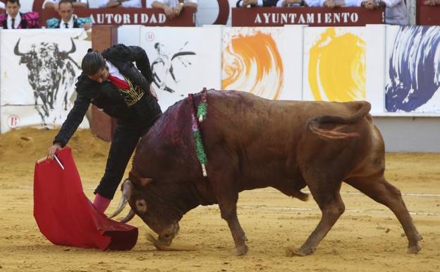 Derechazo de Conde al segundo del festejo.