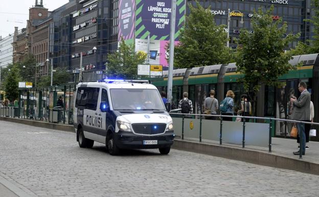 Un furgón de la Policía, en el lugar de los hechos. 