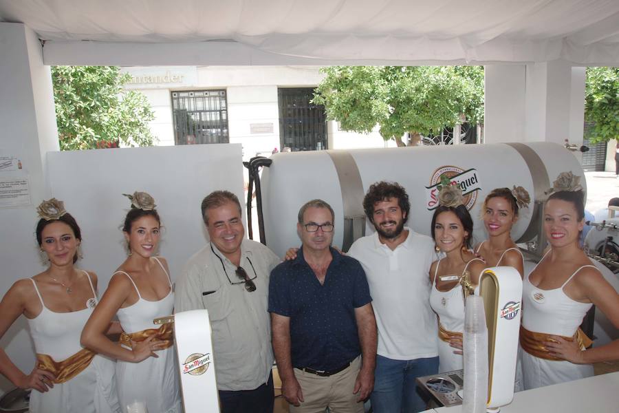 Miguel de Hoyos, Paco Ternero y Fran Cabello con un grupo de azafatas de San Miguel.