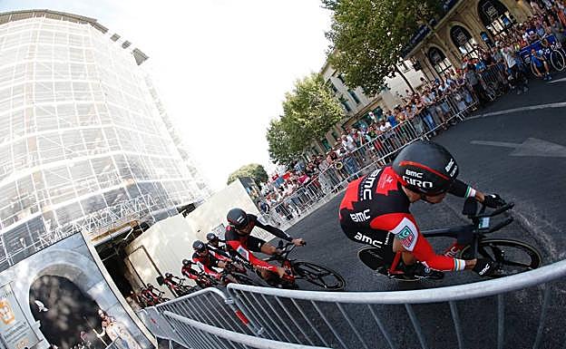 Corredores del equipo Sky. 