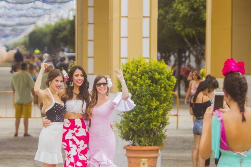 Miles de personas disfrutan del sábado en el recinto de Cortijo de Torres de día