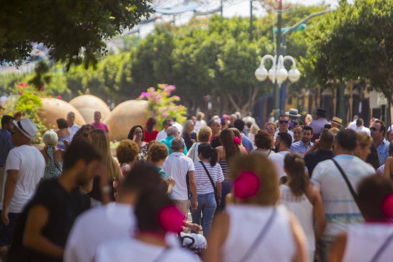 Miles de personas disfrutan del sábado en el recinto de Cortijo de Torres de día