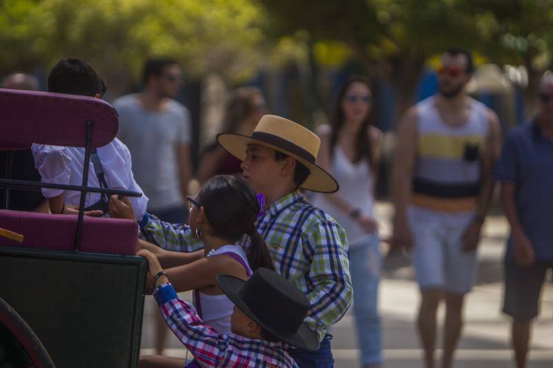 Miles de personas disfrutan del sábado en el recinto de Cortijo de Torres de día