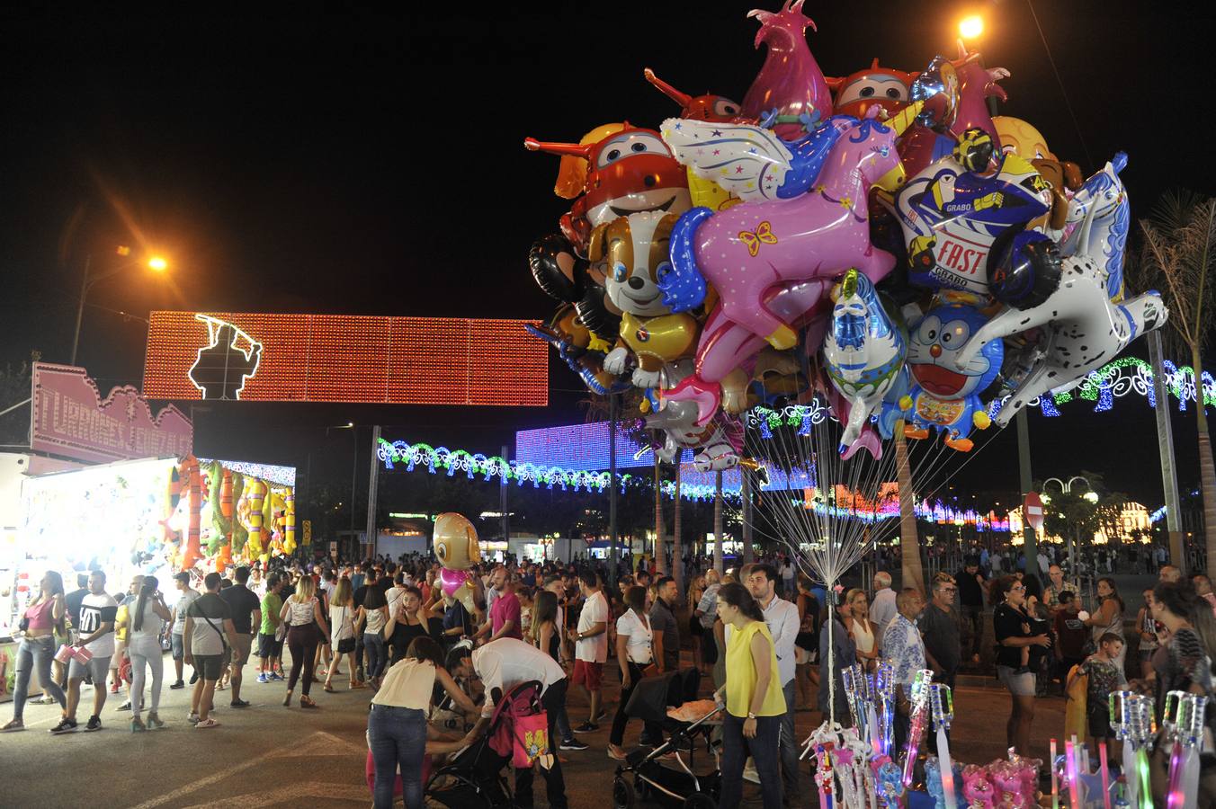 Las mejores fotos del viernes noche en el Real de la Feria de Málaga