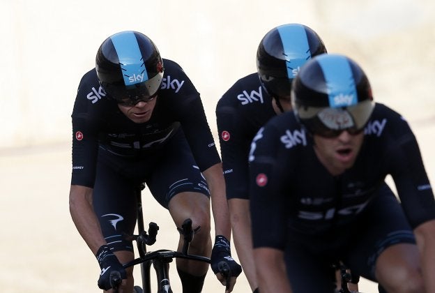 Froome, izquierda, en la contrareloj por equipos de Nimes. :: efe