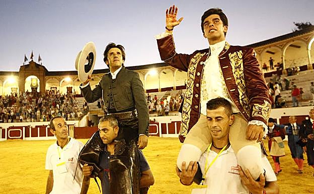 Diego Ventura y Joao Moura salieron anoche a hombros de la plaza de toros de Antequera