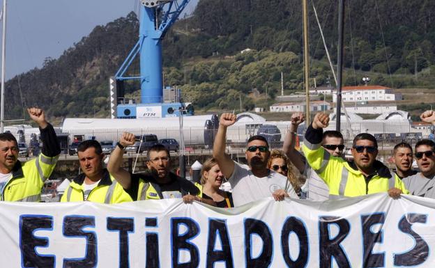 Estibadores se manifiestan en el puerto de Ferrol durante una jornada de huelga.