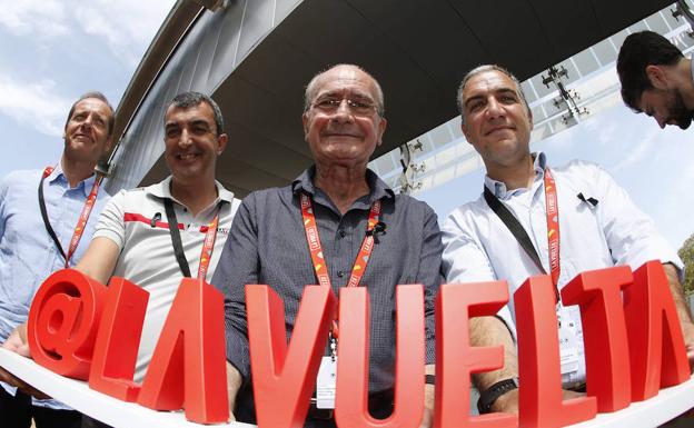 El director del Tour, Christian Prudhomme, el director de la Vuelta, Javier Guillén, el alcalde de Malaga, Francisco de la Torre y el presidente de la Diputación, Elias Bendodo, ayer en Nimes. 