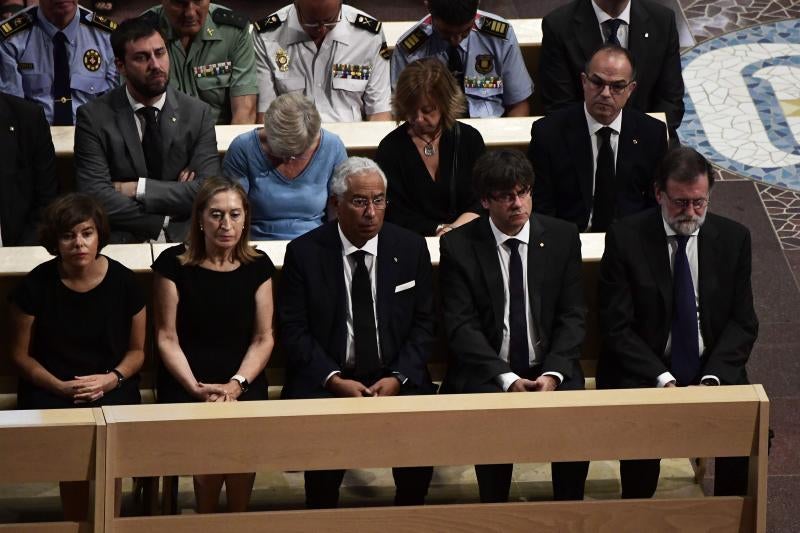 Los Reyes, Rajoy y Puigdemont presiden una ceremonia de homenaje por los atentados en Barcelona y Cambrils