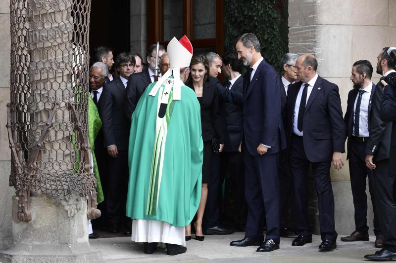 Los Reyes, Rajoy y Puigdemont presiden una ceremonia de homenaje por los atentados en Barcelona y Cambrils