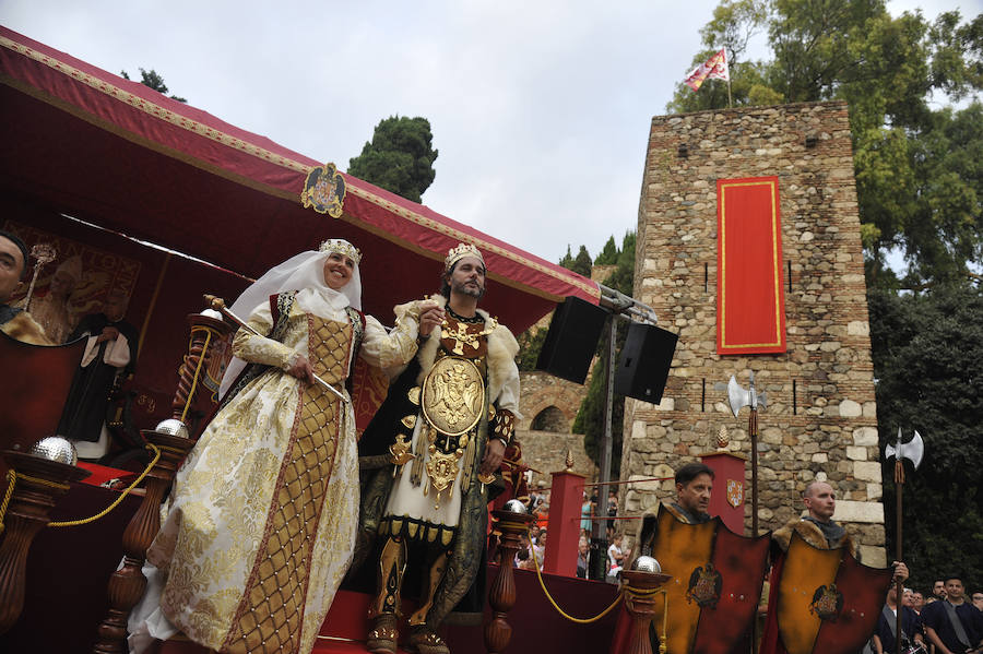 Los Reyes Católicos, ante el pueblo de Málaga, en calle Alcazabilla