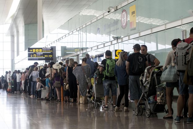 Colas de pasajeros en el aeropuerto de El Prat durante una jornada de huelga de los vigilantes de seguridad. :: Quique García / efe