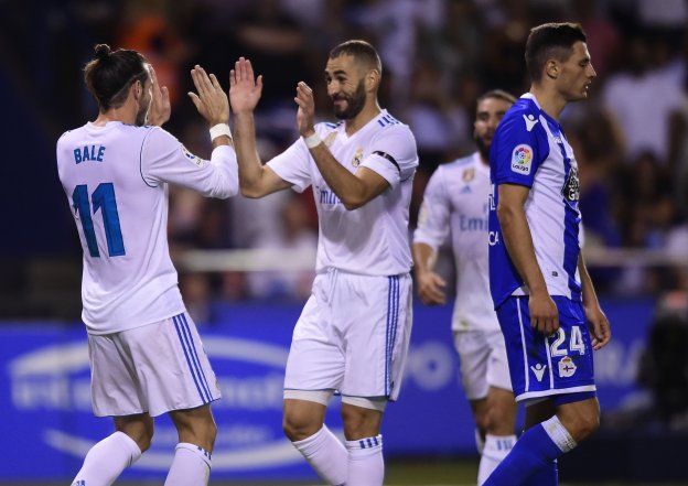 Karim Benzema y Gareth Bale celebran el primero de los goles del Real Madrid en Riazor. :: MIGUEL RIOPA / afp