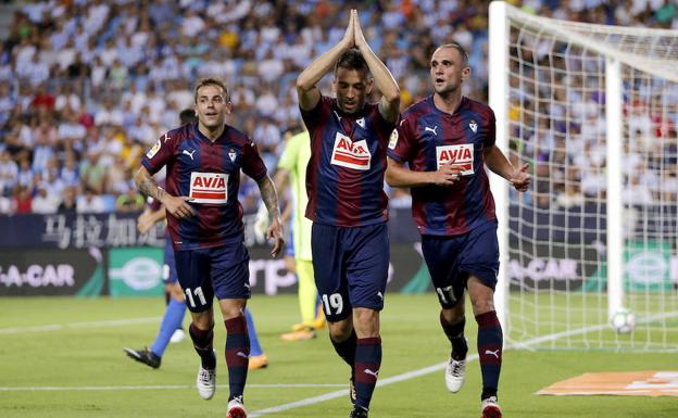 Charles pide perdón tras marcar el gol del triunfo eibarrés en La Rosaleda.