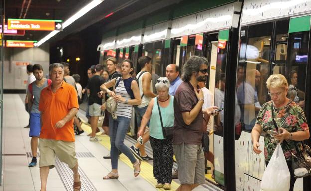 Viajeros del metro de Málaga (archivo).