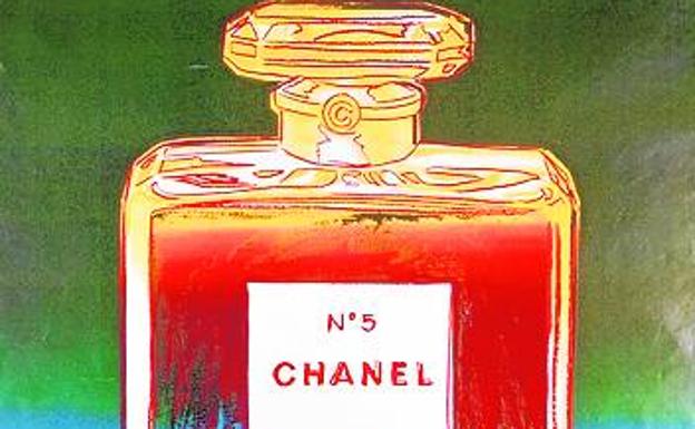 El póster gigante de Chanel nº 5 no falta en la muestra. 