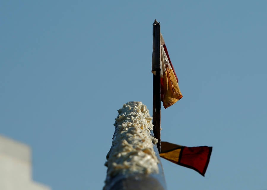 Se trata de alcanzar una bandera situada en la 'gostra', un poste cubierto de manteca de cerdo, durante las celebraciones de la festividad religiosa de San Julián, patrón de la localidad del mismo nombre, en Malta.