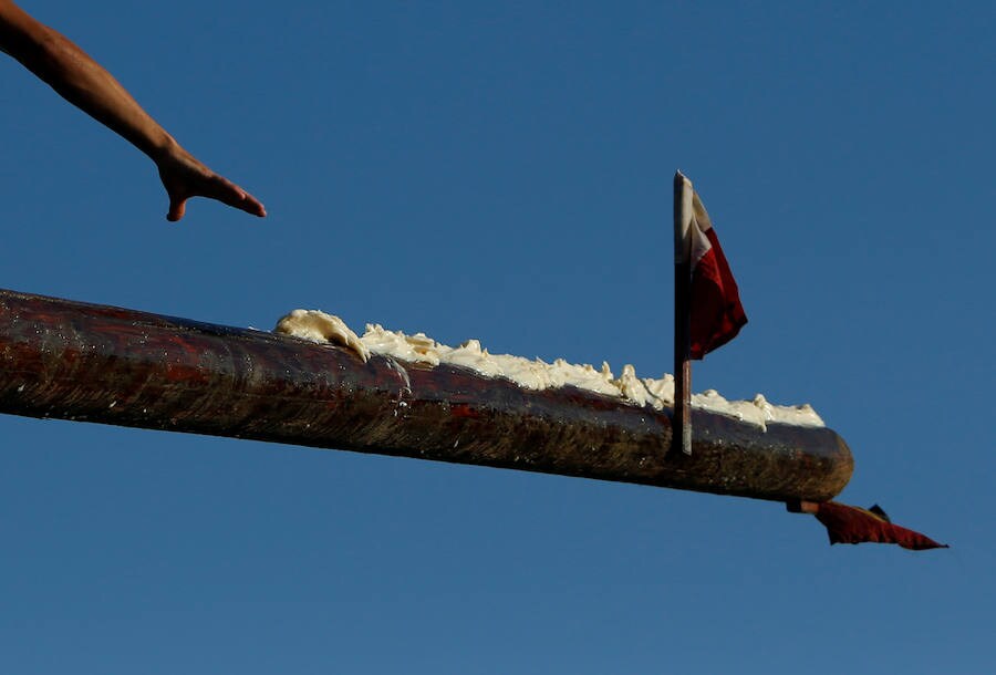 Se trata de alcanzar una bandera situada en la 'gostra', un poste cubierto de manteca de cerdo, durante las celebraciones de la festividad religiosa de San Julián, patrón de la localidad del mismo nombre, en Malta.