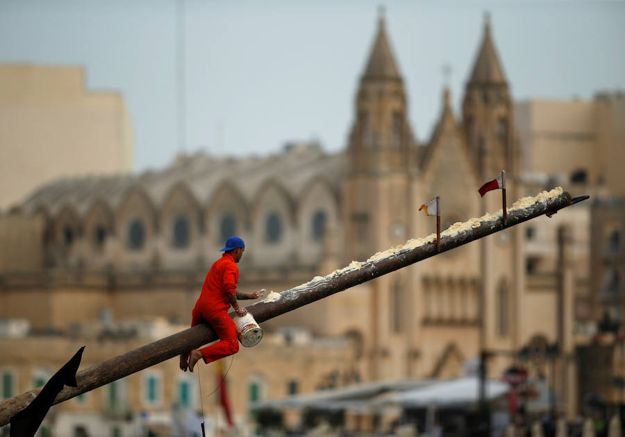 Se trata de alcanzar una bandera situada en la 'gostra', un poste cubierto de manteca de cerdo, durante las celebraciones de la festividad religiosa de San Julián, patrón de la localidad del mismo nombre, en Malta.