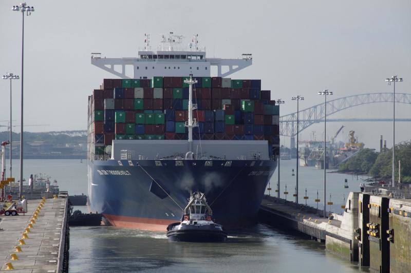 El portacontenedores marca un récord al ser el más grande que pasa por esta vía