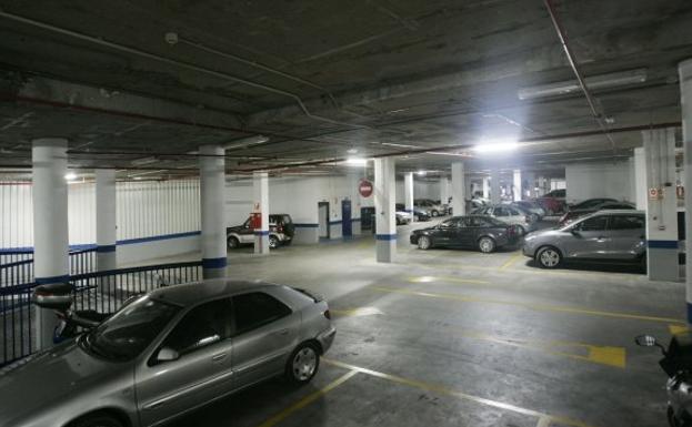 Imagen de archivo de uno de los aparcamientos municipales de Málaga. 