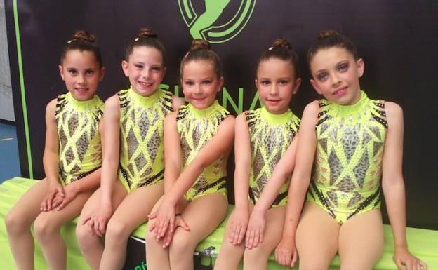 Las gimnastas del equipo alevín, tras una competición.