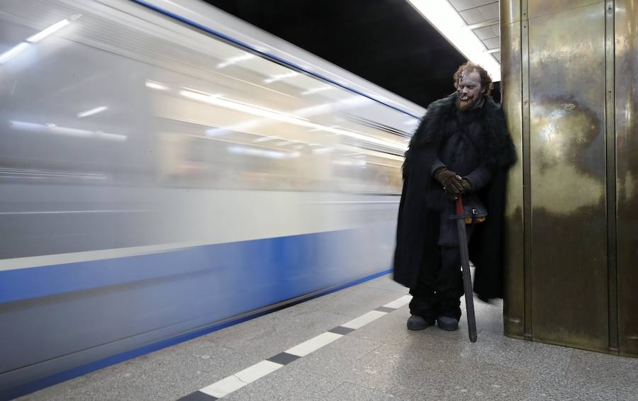 Varias personas se transforman en los Caminantes Blancos de la serie HBO 'Juego de Tronos' y pasean por el metro de Moscú para celebrar los últimos episodios de la séptima temporada 