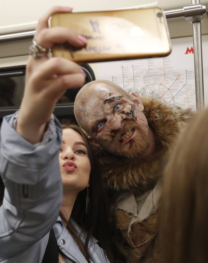 Varias personas se transforman en los Caminantes Blancos de la serie HBO 'Juego de Tronos' y pasean por el metro de Moscú para celebrar los últimos episodios de la séptima temporada 