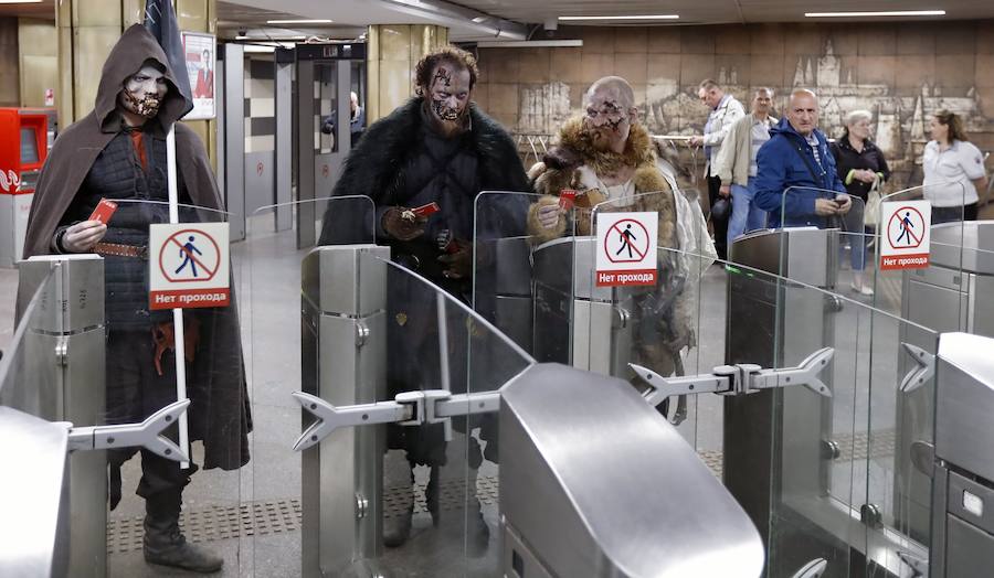 Varias personas se transforman en los Caminantes Blancos de la serie HBO 'Juego de Tronos' y pasean por el metro de Moscú para celebrar los últimos episodios de la séptima temporada 