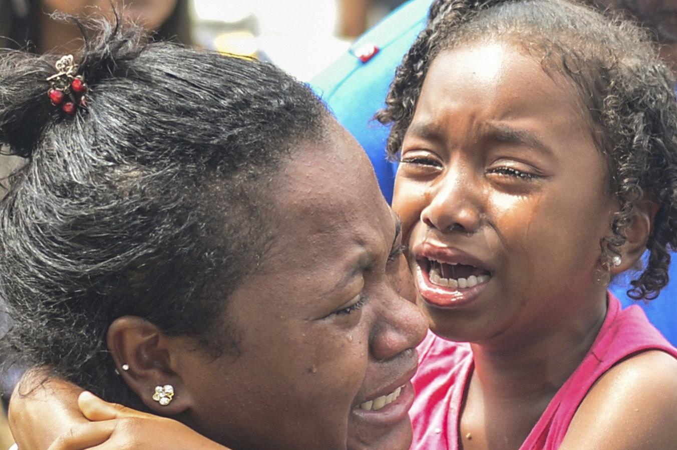 Una emotiva imagen de una madre y su hija durante el velorio del bebé David Gabriel Monteiro, una de las víctimas del naufragio en la ciudad de Itaparica, cerca a Salvador en el estado de Bahía (Brasil). El hallazgo de los cuerpos de dos niños elevó hoy a 41 el número de víctimas por los dos naufragios de embarcaciones de transporte de pasajeros que se registraron entre el martes y el jueves en Brasil, uno frente al litoral atlántico de la ciudad de Salvador y otro en un afluente del río Amazonas. 