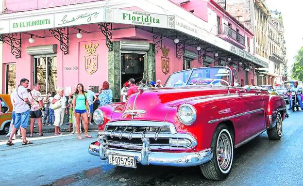 La fachada del Floridita, visita obligada en La Habana. 