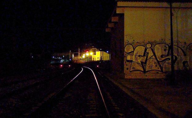 Imagen principal - La cámara de Adif que grabó a la pequeña andando por el andén pierde a la niña cuando pasa por la caseta de la foto de arriba. Las traviesas de las vías tienen cables y desniveles que dificultan el camino al andar sobre ellas. La baja iluminación que hay una vez pasado Pizarra hace que sea muy fácil tropezarse al no ver lo que hay delante. 