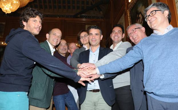 Miembros del PSOE, IU, OSP y Podemos, escenificaban su cohesión tras el primer acuerdo para aprobar el presupuesto.
