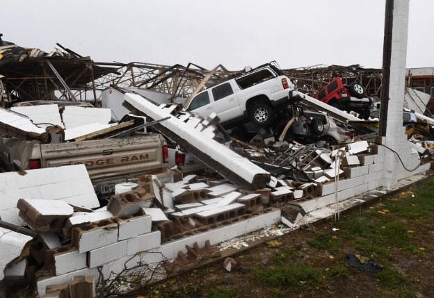 Un edificio y vehículos destruidos en el aeropuerto de Rockport, Texas. :: MARK RALSTON / afp
