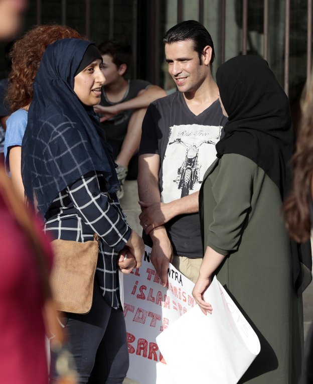 Haifa Oukabir, Salh el Karib y su mujer ayer en Ripoll. :: efe