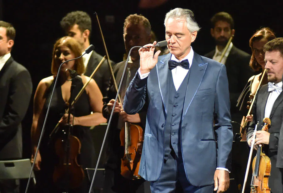 Andrea Bocelli llenó la cantera de Nagüeles con su voz en una noche en la que estuvo acompañado en Starlite por la Orquesta Sinfónica de Málaga.