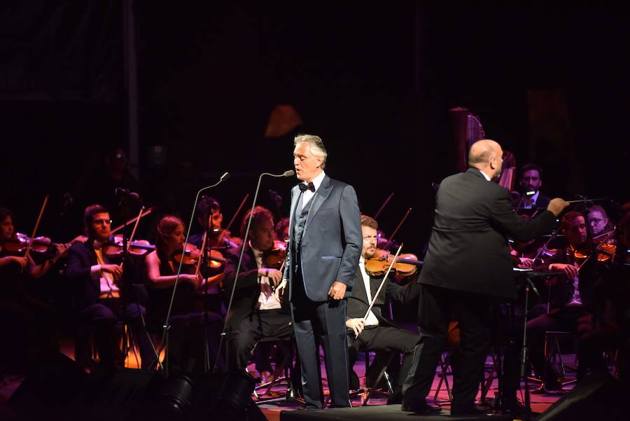 Andrea Bocelli llenó la cantera de Nagüeles con su voz en una noche en la que estuvo acompañado en Starlite por la Orquesta Sinfónica de Málaga.