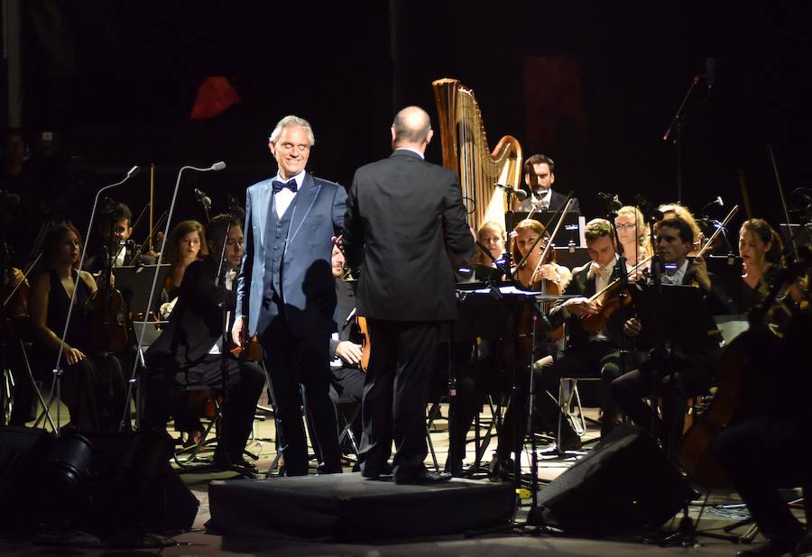 Andrea Bocelli llenó la cantera de Nagüeles con su voz en una noche en la que estuvo acompañado en Starlite por la Orquesta Sinfónica de Málaga.