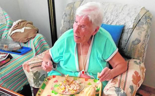 Blanca, la anciana de Torre del Mar, con el plato preparado.