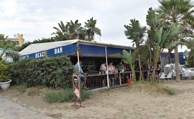 Maniatan a los empleados de un chiringuito de Cabopino para robar las nóminas