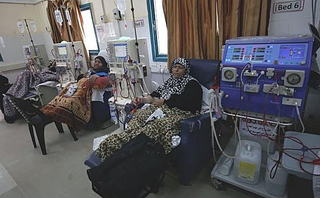 Mujeres palestinas se someten a tratamiento de diálisis en el hospital Alshifa.
