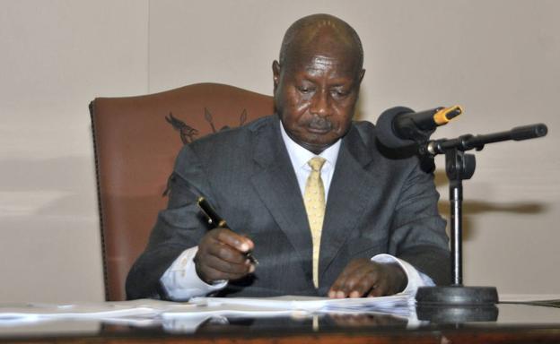 Yoweri Museveni firma una ley que castiga los actos homosexuales.