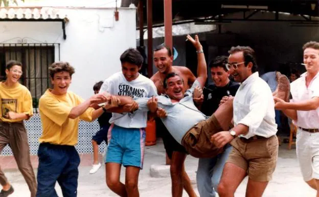 Verano de 1988. Juan Bautista Salado (con camiseta negra) ayuda a tirar a un tío suyo a la piscina en Benagalbón junto a varios familiares y amigos.