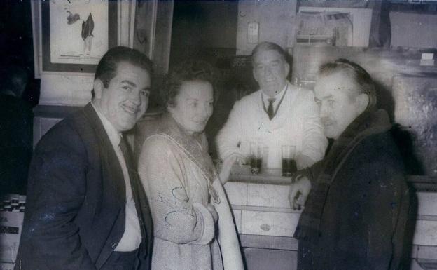 Bar La Buena Sombra. Enrique Pérez Almeda, Madge Campbell, Vicente Martín Bonilla y el pintor irlandés.