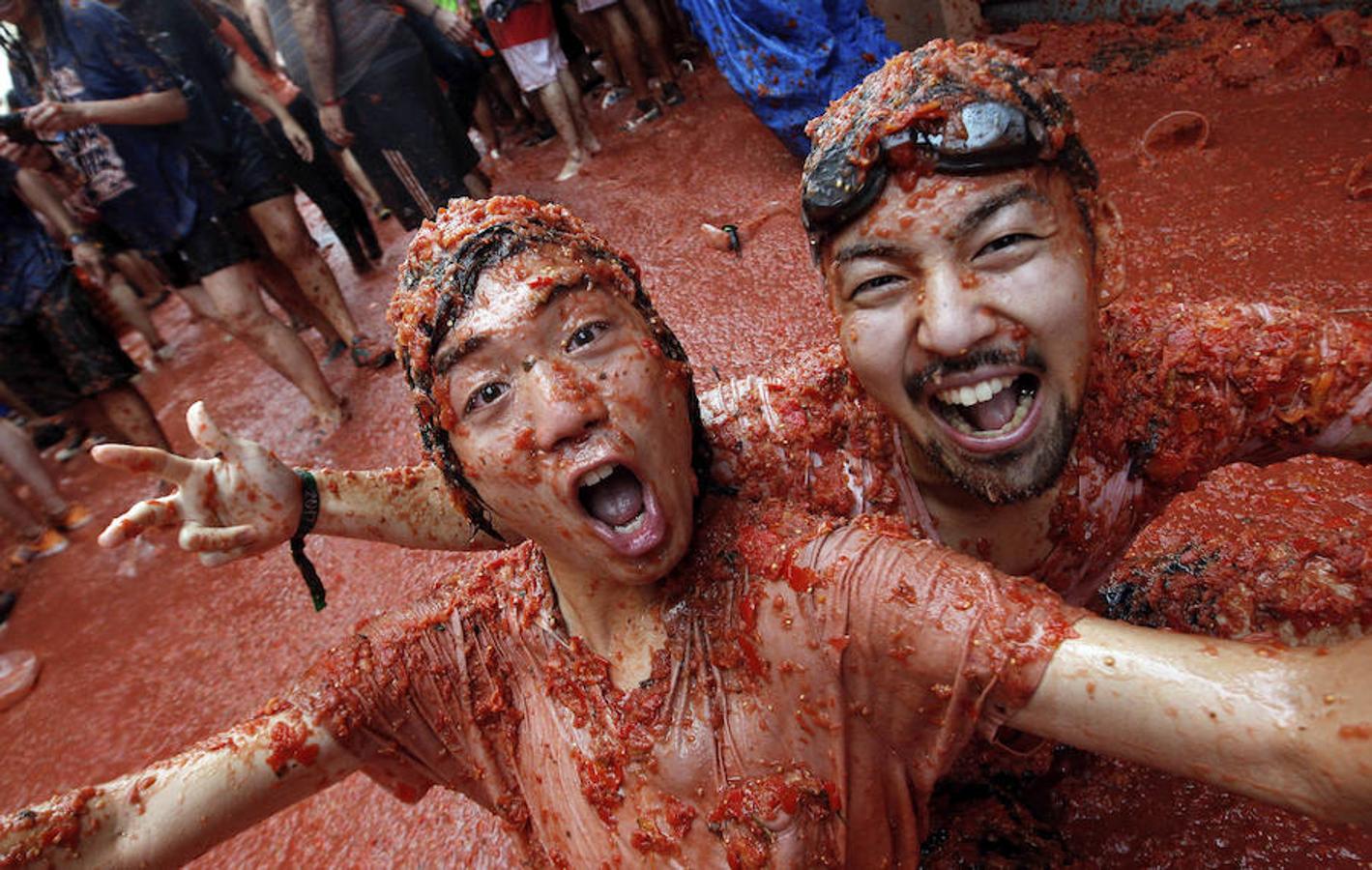 Visitantes asiáticos en Tomatina.